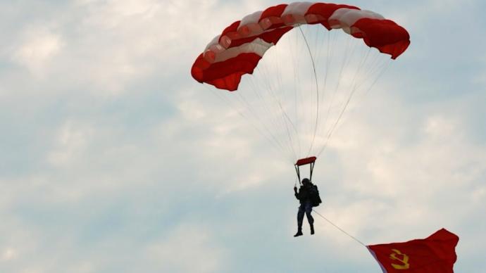 第一视角跟海军航空大学学员升空跳伞
