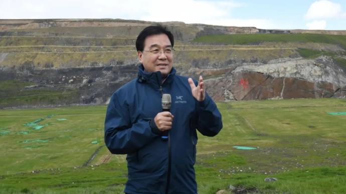 青海省领导赴木里矿区开展警示教育，省委书记在岩壁石刻“警”字前讲话