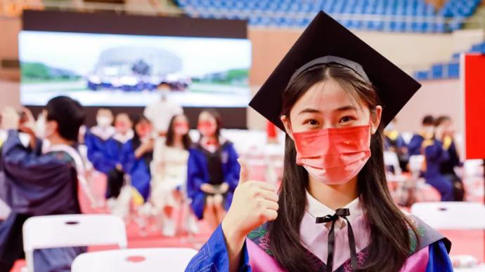 毕业季｜上海大学举行毕业典礼，9284名学生毕业