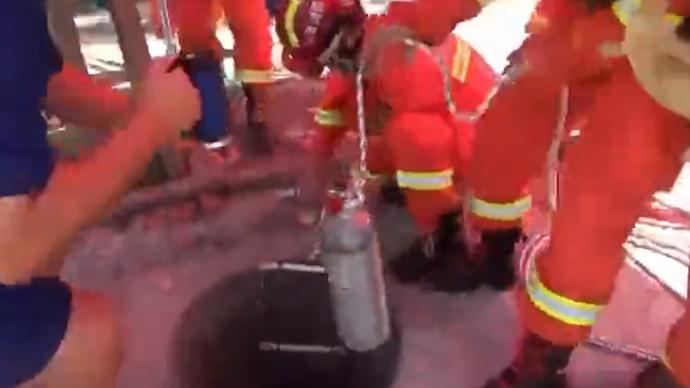 两名工人身陷10米深井，消防员下井救人后输氧送医