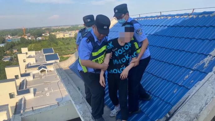 14岁男孩和家长争吵后爬上11楼天台，民警六小时找回
