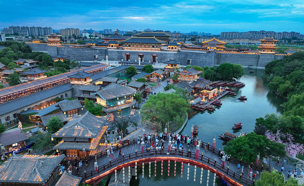 2022年7月2日，湖北省襄阳市，襄阳唐城景区开放夜游迎接暑期旅游季。人民视觉  图