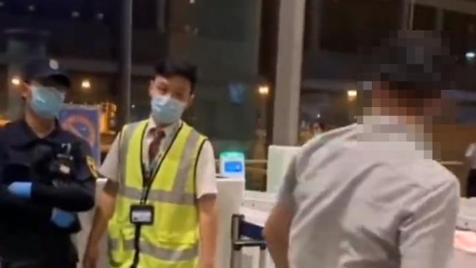 青島機場通報外籍旅客不配合防疫：取消其航班行程，警方介入