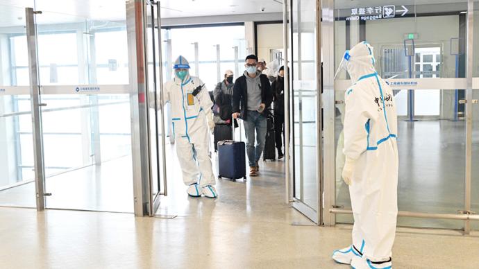 暴露于被境外病毒污染的環境，上海2名入境航班服務人員確診