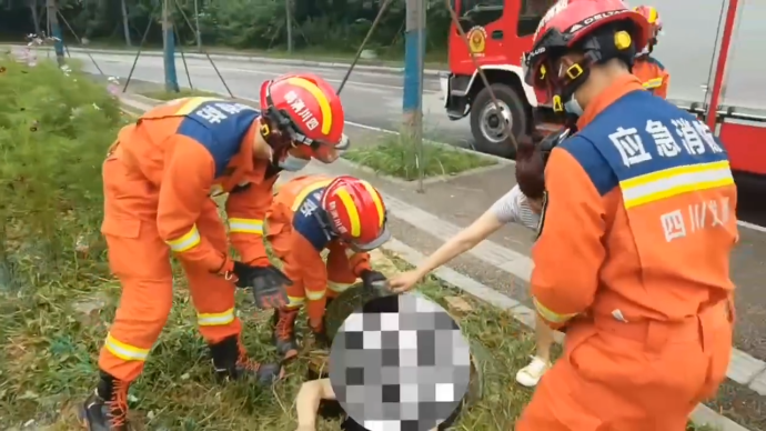 大爷不慎掉入管道井，消防下井救援