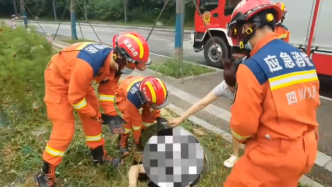 大爷不慎掉入管道井，消防下井救援