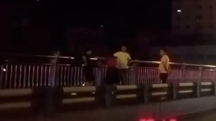重庆一女子欲跳桥轻生，两名出租车司机冲上去合力拉回