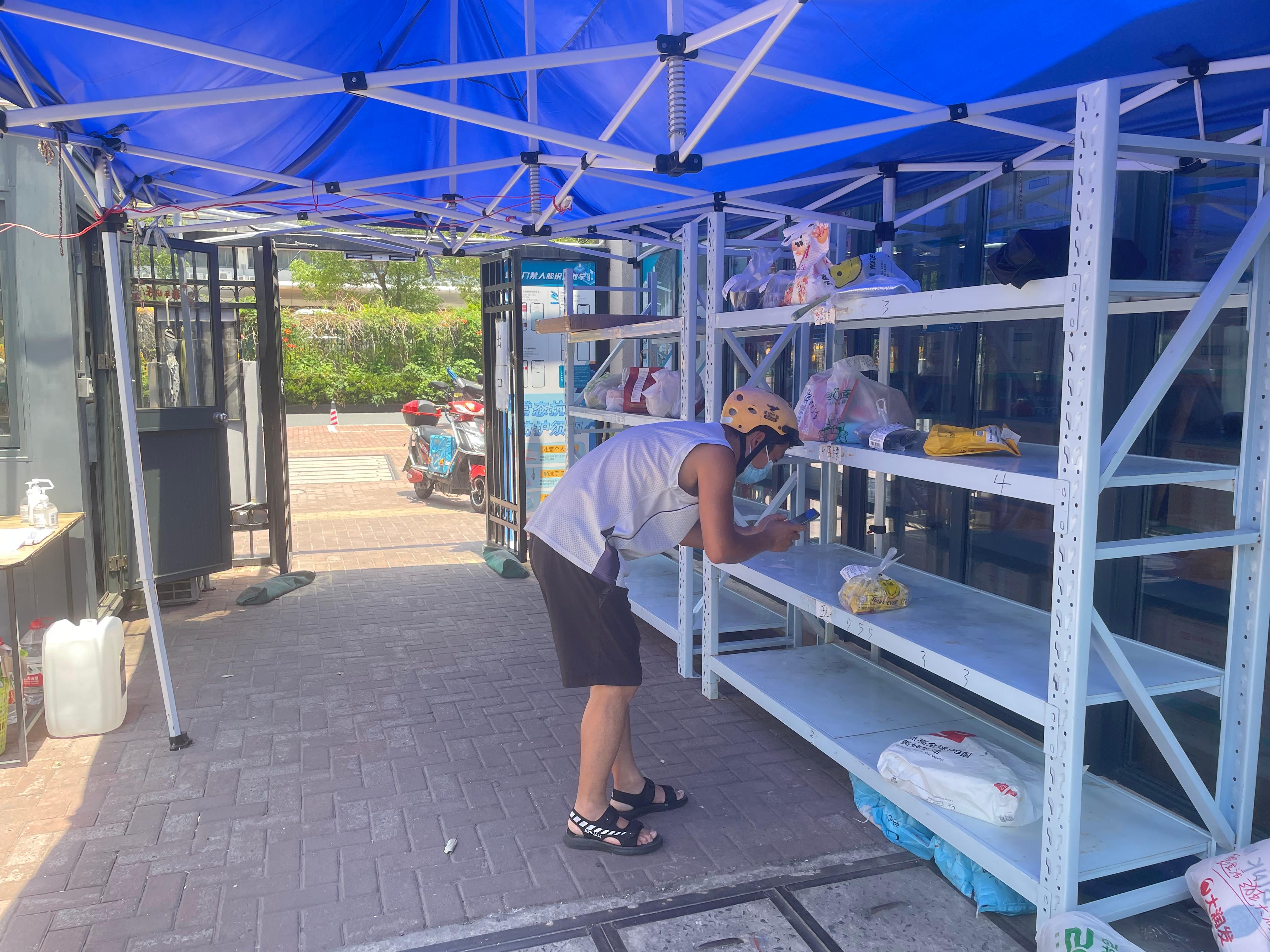 快递频丢件,外卖放货架,探访上海"最后100米"配送现状