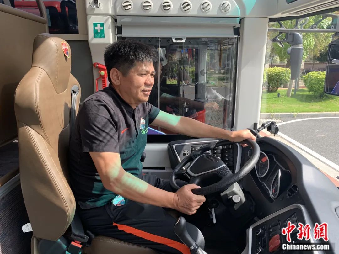 记者 卞立群 摄深圳队另一位大巴车司机劳师傅平时负责驾驶球员大巴车
