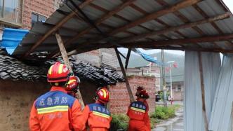广西玉林抗击台风“暹芭”，消防处置高空物件排除险情