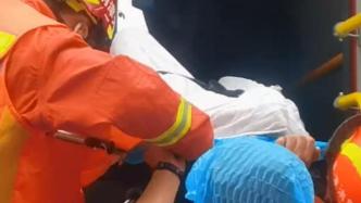 救护车遇积水被困，消防营救帮助转移病人