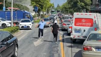 消防车出警途中遇堵，司机和保安合力疏导交通