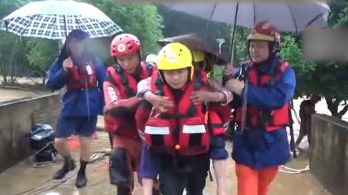 广西贺州4人被洪水围困，消防横渡激流营救
