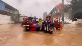 河南安阳暴雨多名工人被困厂房二楼，消防用皮划艇救出