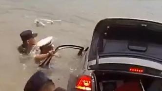 轿车冲入湖中司机被困，50岁民警跳湖砸窗施救