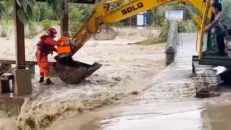 老人被困洪流中，消防调挖掘机救援