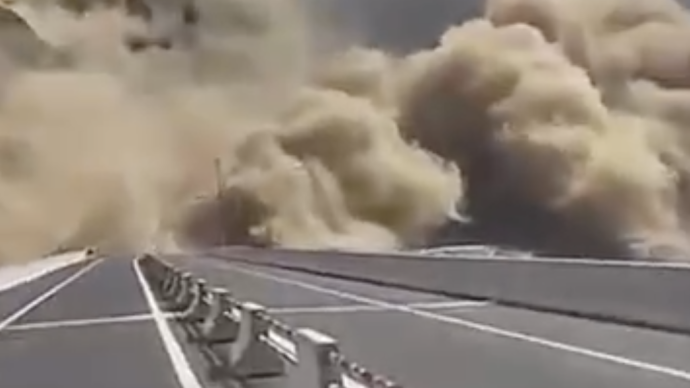 四川汶马高速一隧道突发塌方，隧道被堵烟尘漫天