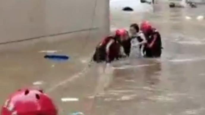 急流冲走两女子，消防员冲入水中救援