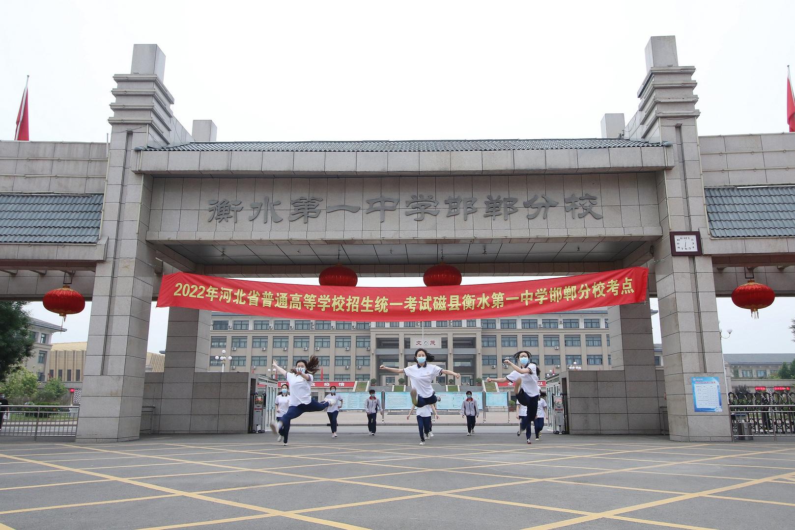 2022年6月9日，在河北省邯郸市衡水第一中学邯郸分校考点，高考考生在空中劈起了“一字马”，庆祝考试结束。图片来自视觉中国