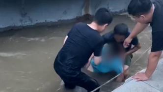 两市民跳入水中合力救起轻生女孩，又实施心肺复苏救回