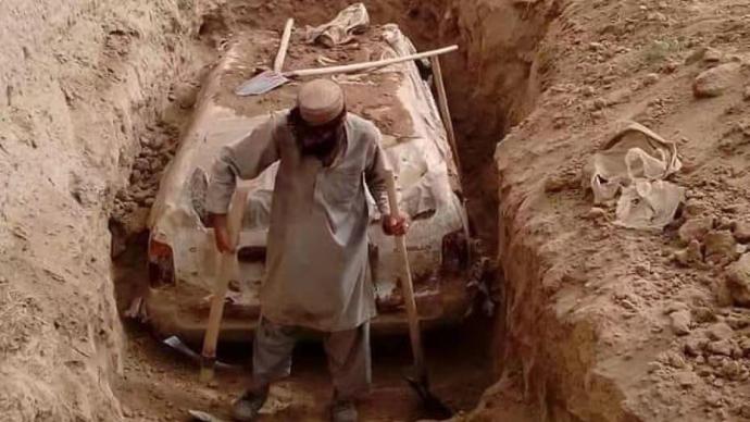 深埋二十年丰田车被挖出，为塔利班创始人躲避美军抓捕时使用