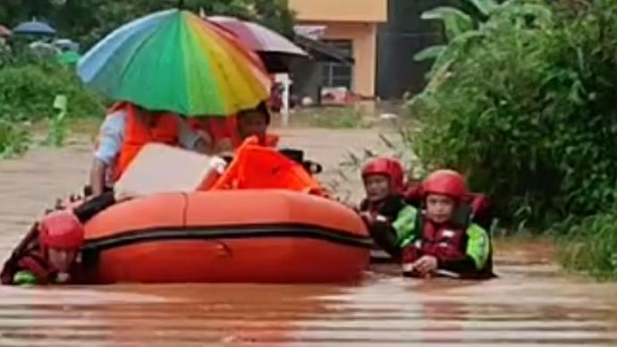广西博白：持续暴雨引发内涝，消防救援襁褓中婴儿