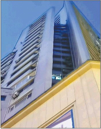 高空抛物发生在这座大楼的28层。