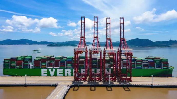 寧波舟山港接靠世界最大集裝箱船：比最大航母還長60多米