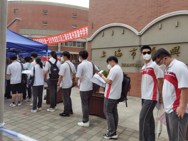 复兴中学外，考生排队进入考场。澎湃新闻记者 韩晓蓉 图