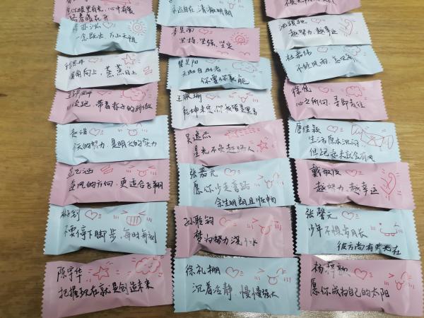 写着每一个学生的姓名和祝福语的定制“高考糖”。受访者 供图