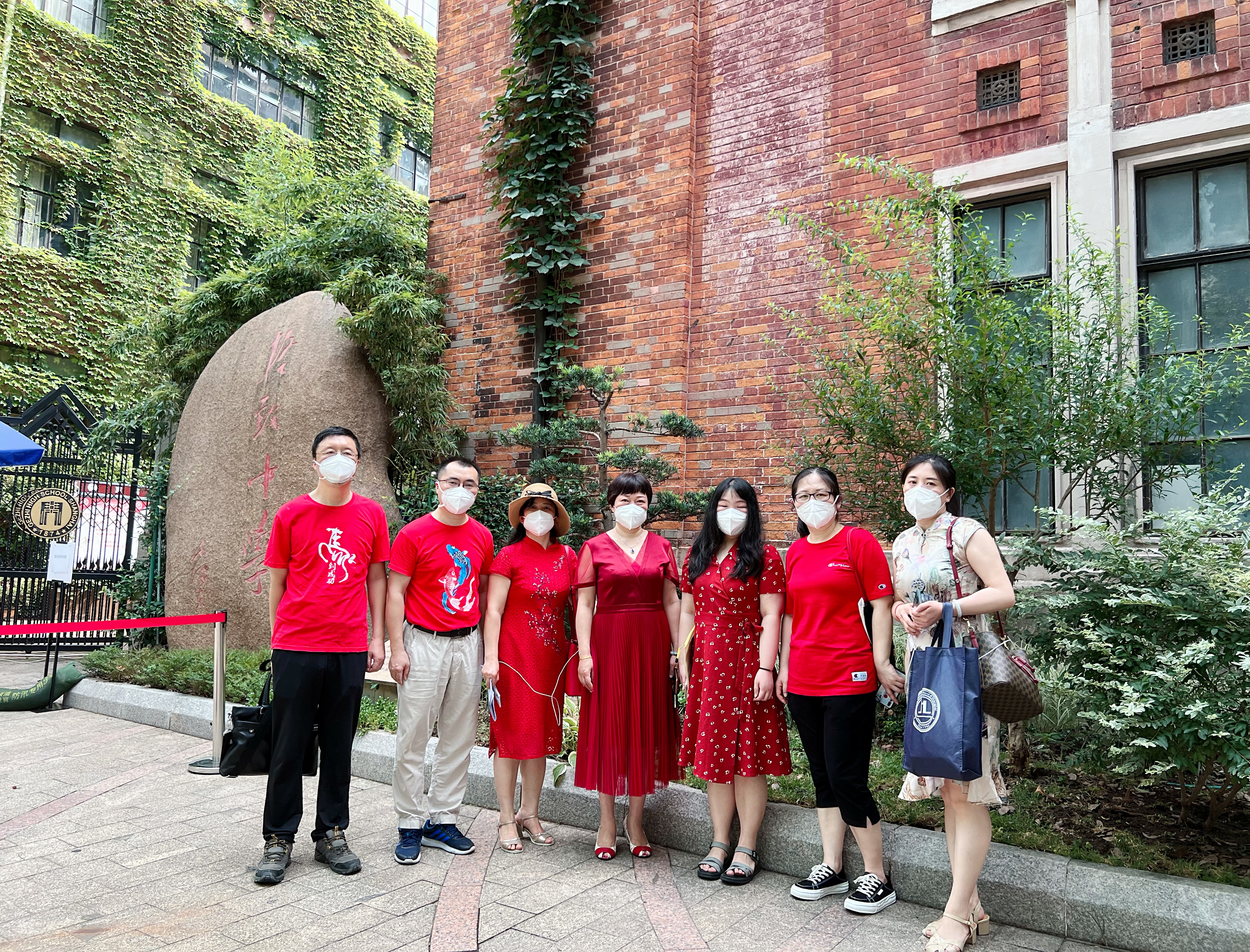 在格致中学考点，金陵中学的送考老师团穿着旗袍和“马到成功”等红衣。校方供图