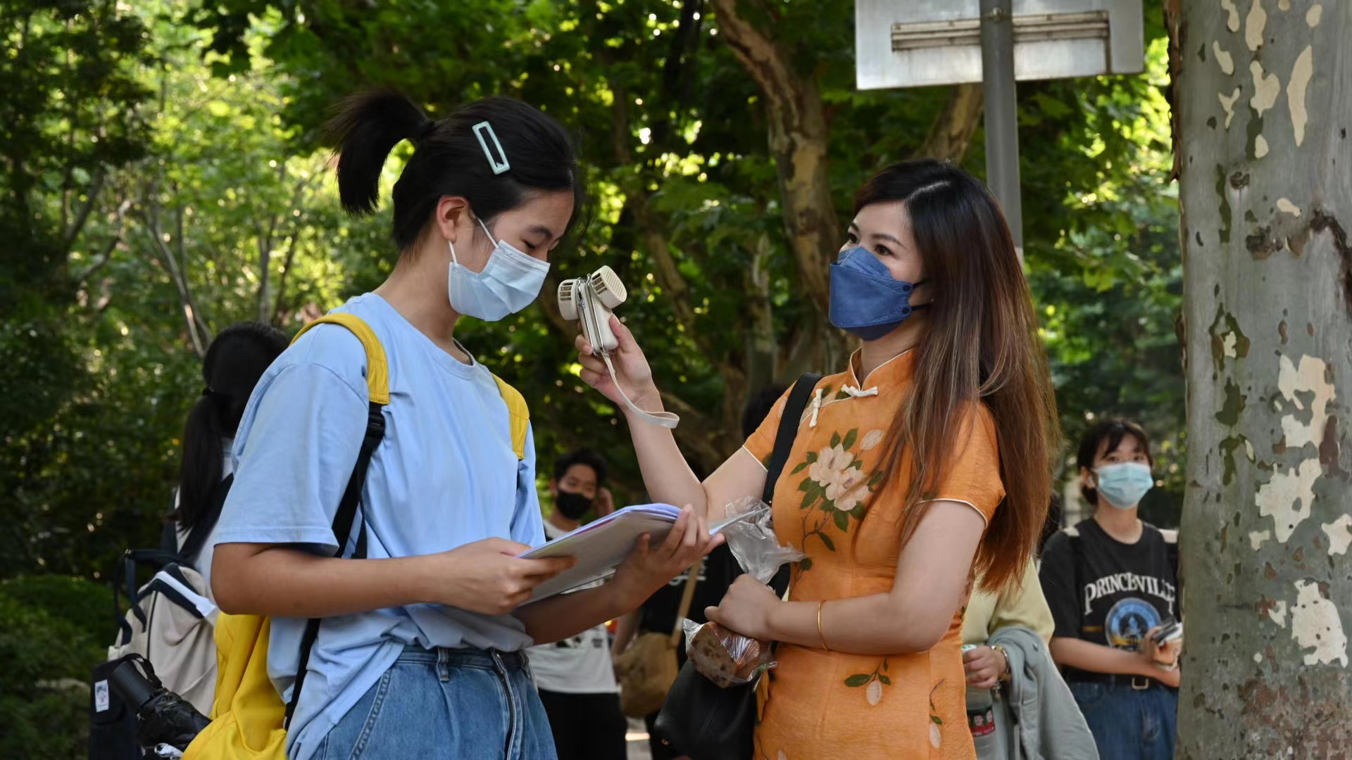 2022年7月7日,上海市西中学,参加高考的学生与送考的家长.