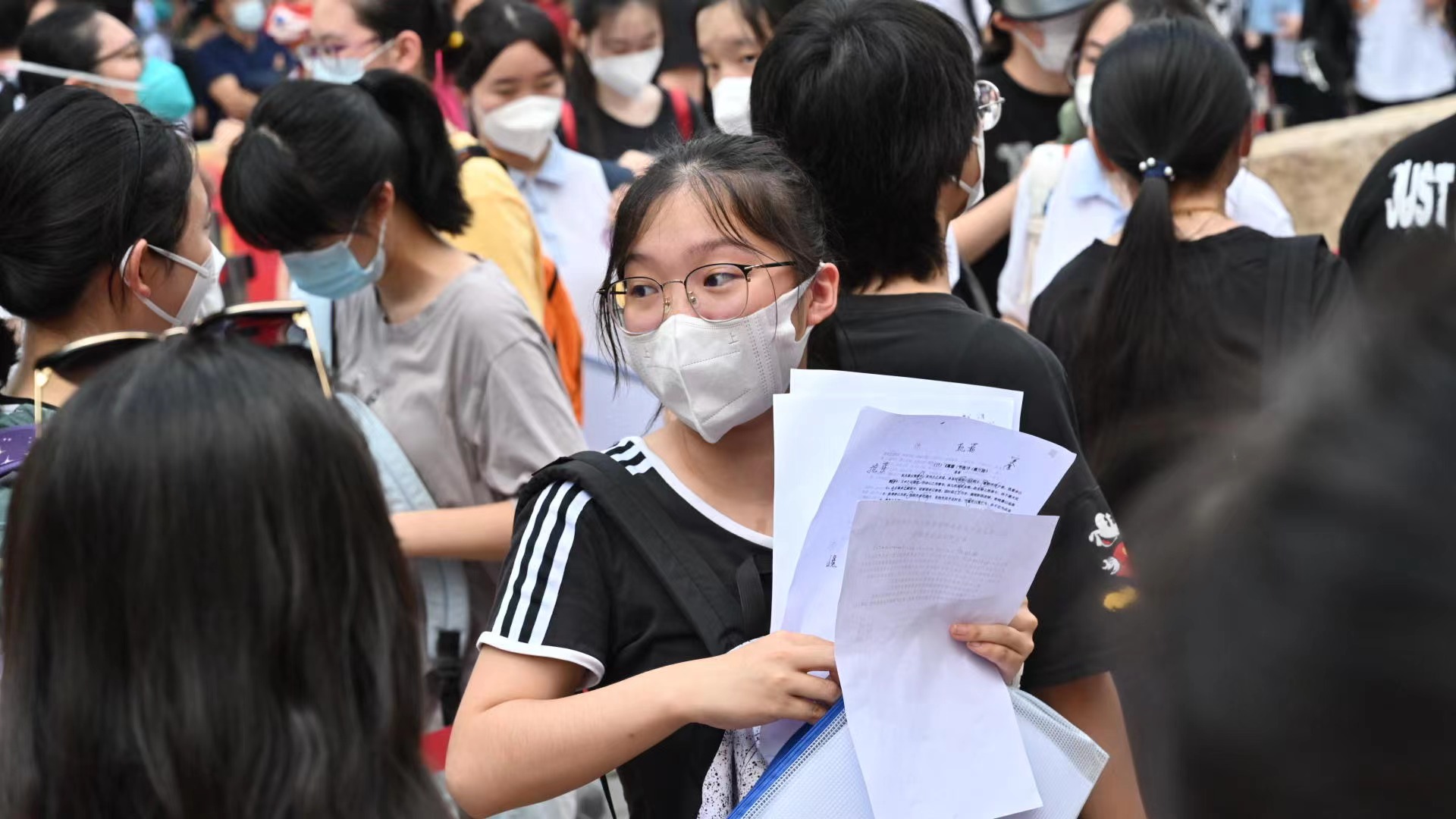 受疫情影响高考延期一个月,上海学生今日奔赴考场_视界_澎湃新闻-the