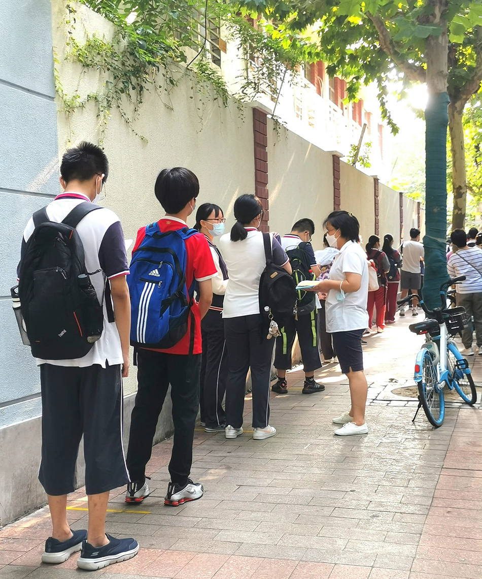 2022年7月7日,上海市工商信息学校考点,排队进入考场的学生.