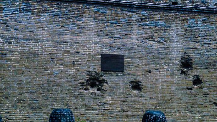 宛平城墙上的弹痕依然清晰可见，警醒我们：吾辈自强！
