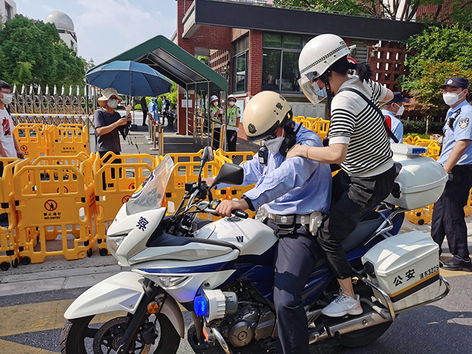 上海高考首日：有人带错准考证有人堵在路上好在有惊无险