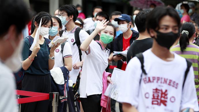 上海高考首日：今年约5万考生赶考，各考点安全平稳秩序井然