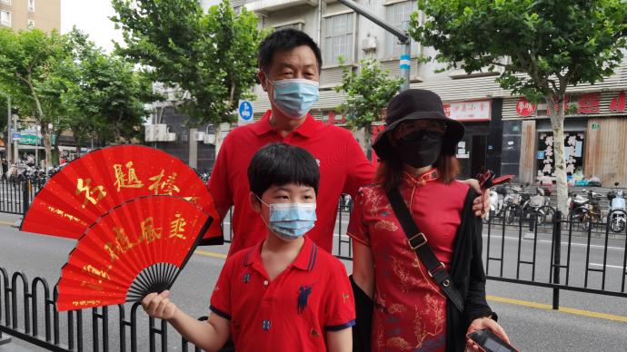 上海：全家穿紅衣、老師持祝福手牌，這屆“送考團(tuán)隊(duì)”很用心