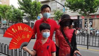 上海：全家穿红衣、老师持祝福手牌，这届“送考团队”很用心