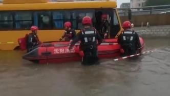 沈阳一校车暴雨中被困，消防员用冲锋舟转移车上6人