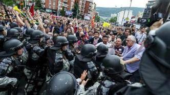 为加入欧盟而大举让步引发不满，北马其顿连日爆发示威游行