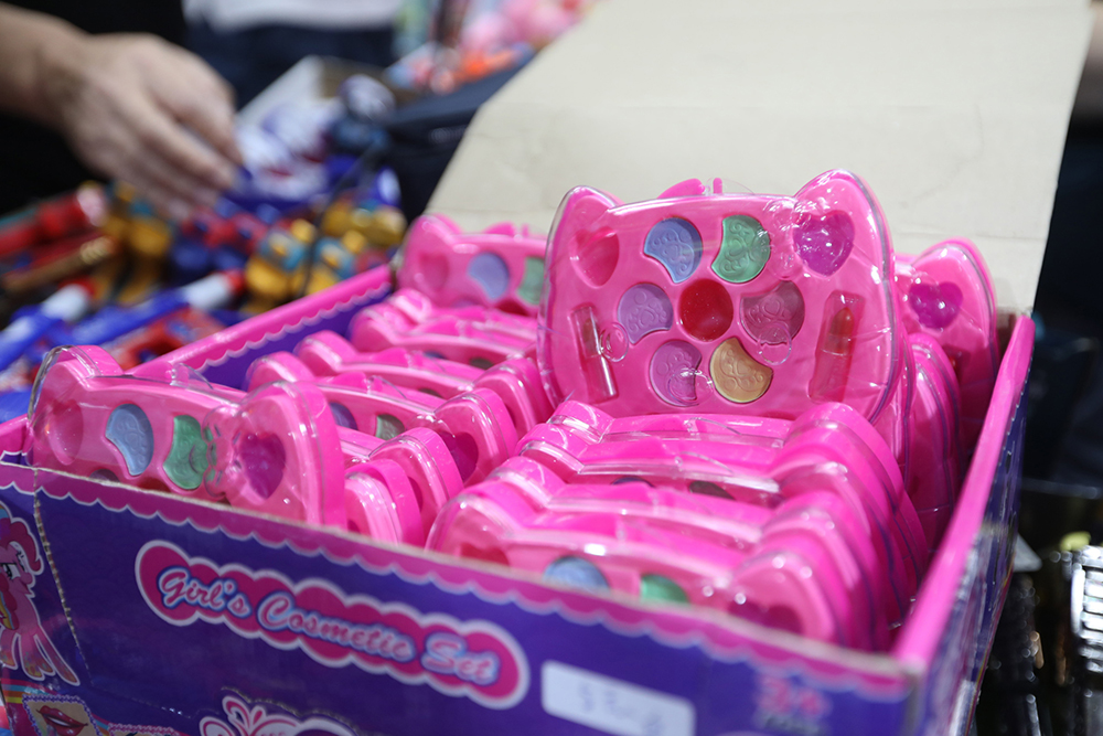 2022年5月27日，广东深圳，罗湖区笋岗文具玩具专营市场，执法人(ren)员查处一批不合规的(de)儿童化妆品玩具。澎湃影像 图