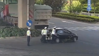 大熱天車輛拋錨，交警秒變推車工