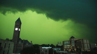 美南达科他州遭遇雷暴天气前出现绿色天空，气象学家：不罕见