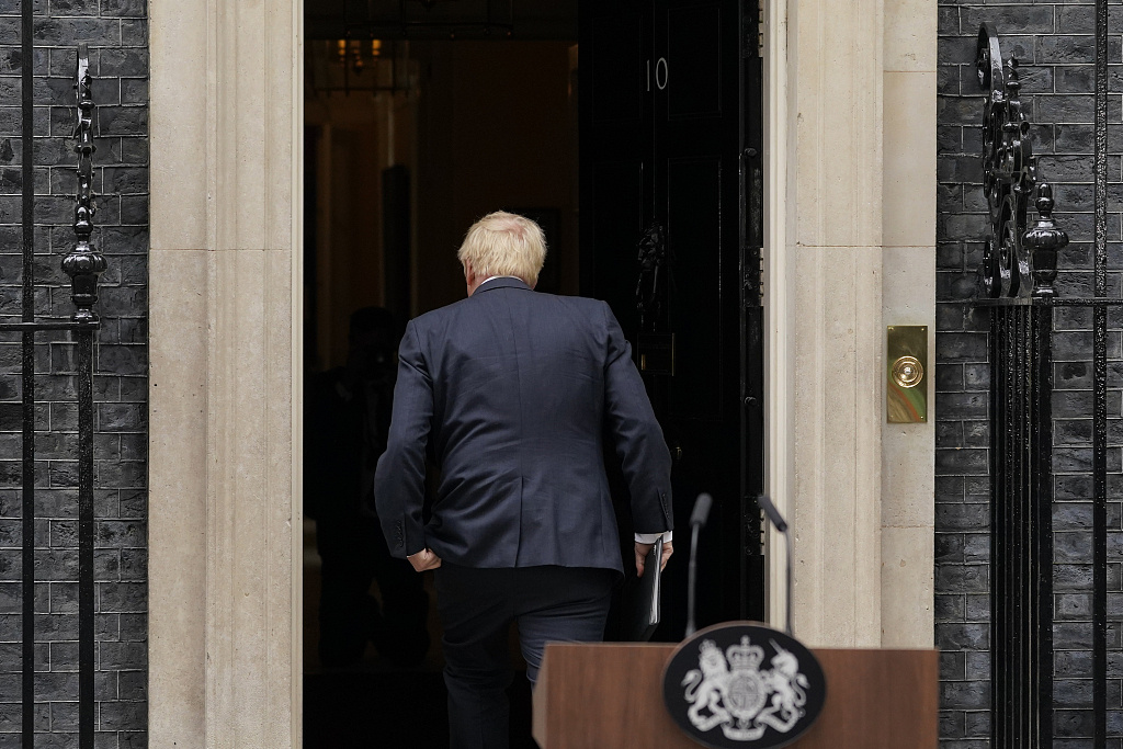 当地时间2022年7月7日，英国伦敦，英国首相鲍里斯·约翰逊在发表声明后进入唐宁街10号。视觉中国 图
