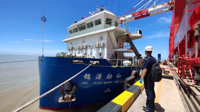 國內首艘高能效江海直達集裝箱船舶靠泊洋山港
