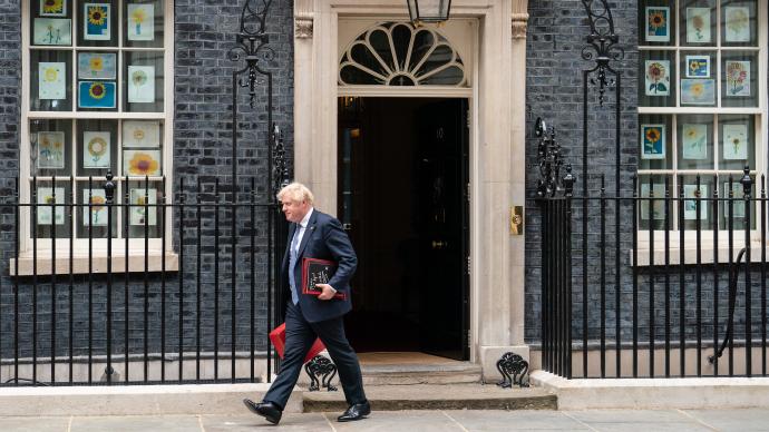 回顾英国首相辞职风波始末，约翰逊因何从政坛之巅跌落？
