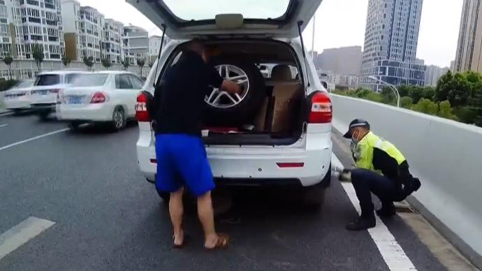 交警幫換胎后收到網友發文點贊