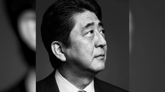 日媒：67岁日本前首相安倍晋三中枪后，因伤势过重身亡