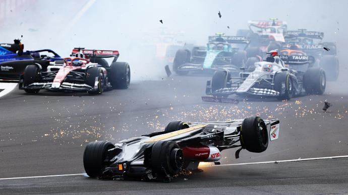 现场视频｜周冠宇F1赛车被撞失控空中翻滚，车迷惊声尖叫